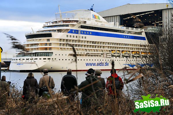 Спуск на воду нового круизного лайнера AIDALuna (9 фото)
