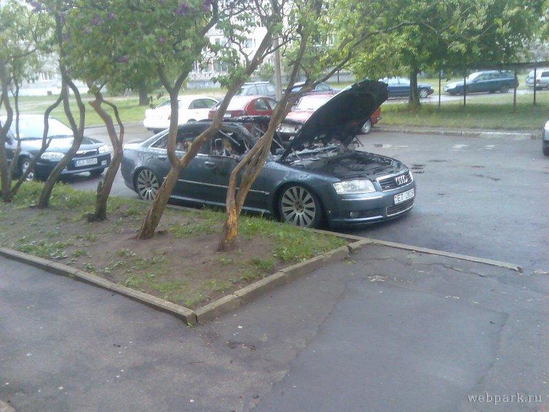 Сгоревший Ауди (2 фото)