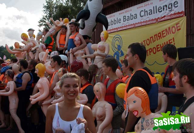 Гонки на надувных женщинах «Bubble Baba Challenge» (12 фото + видео)