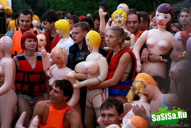 Гонки на надувных женщинах «Bubble Baba Challenge» (12 фото + видео)