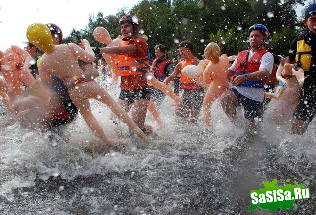 Гонки на надувных женщинах «Bubble Baba Challenge» (12 фото + видео)