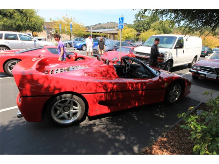 Мастера парковки на Ferrari:) (7 фото)
