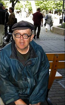Нищий миллионер (3 фото)