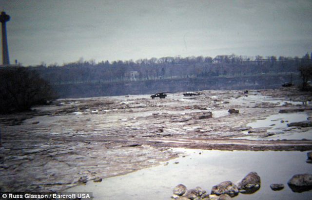 Чистка Ниагарского водопада (7 фото)