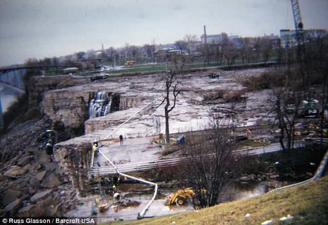 Чистка Ниагарского водопада (7 фото)