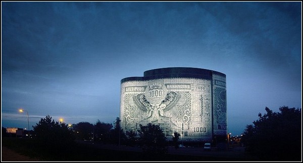 Самые необычные в мире деньги (10 фото)