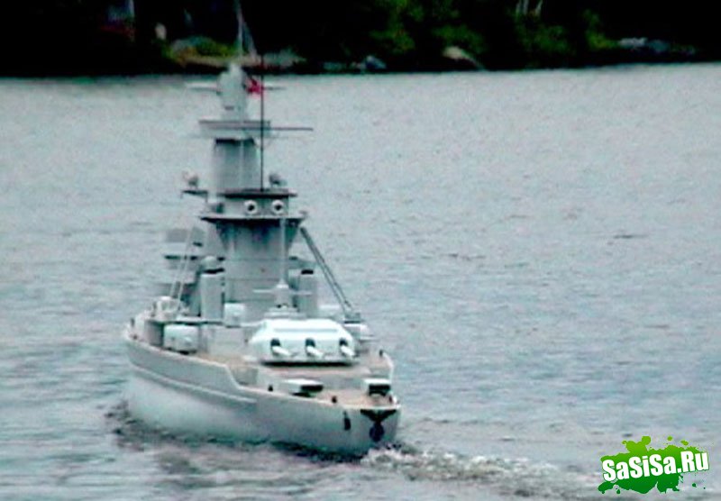Уиллиам Терра и 10-метровая копия боевого корабля (11 фото)