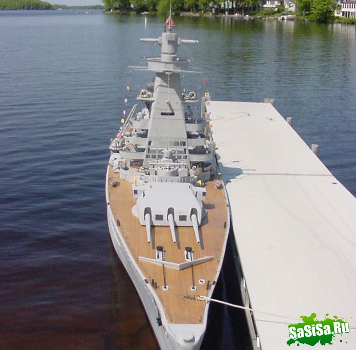 Уиллиам Терра и 10-метровая копия боевого корабля (11 фото)