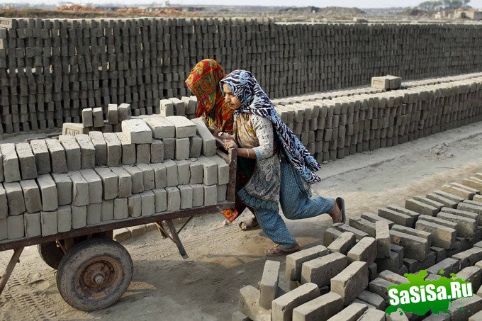 Кирпичный ад в Индии (7 фото)