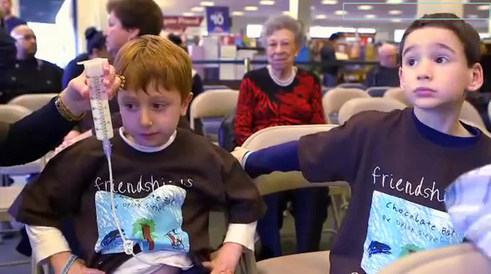 7-летний мальчик собрал более 600 000 долларов, чтобы вылечить друга! (2 фото)