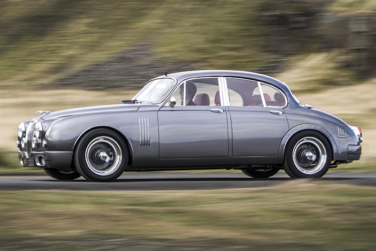 Вторая жизнь уникального британца - Jaguar Mark 2 (11 фото)