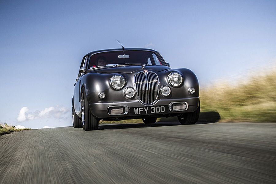 Вторая жизнь уникального британца - Jaguar Mark 2 (11 фото)