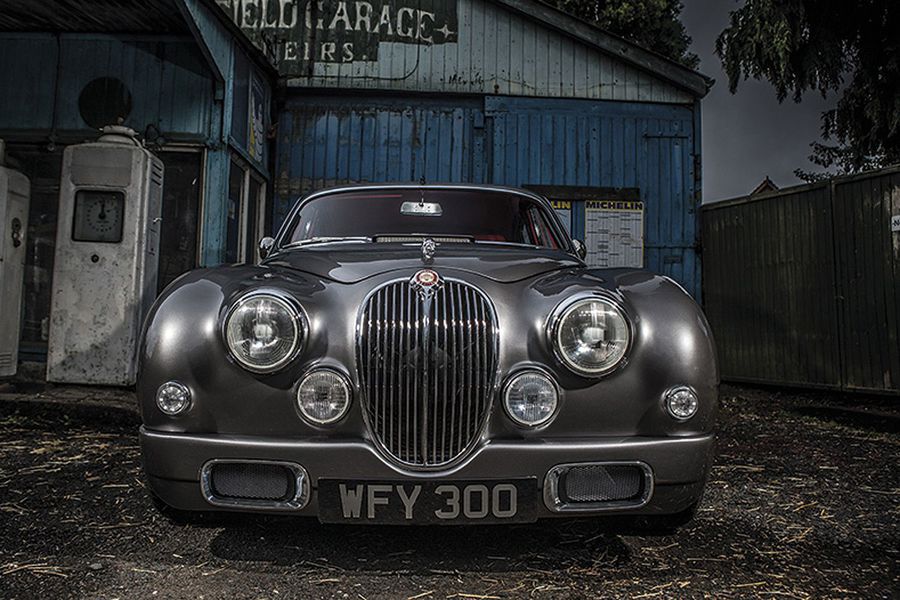Вторая жизнь уникального британца - Jaguar Mark 2 (11 фото)
