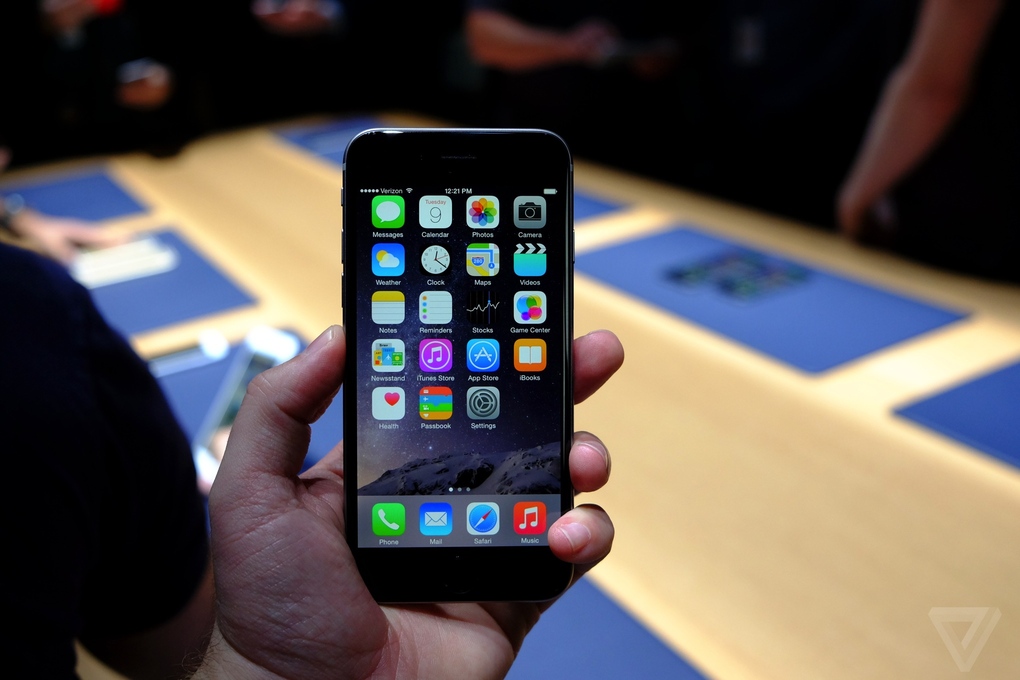 Apple представила новый iPhone 6 (20 фото)