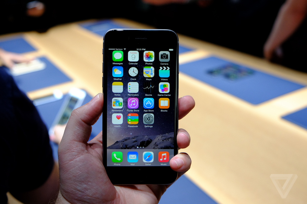 Apple представила новый iPhone 6 (20 фото)