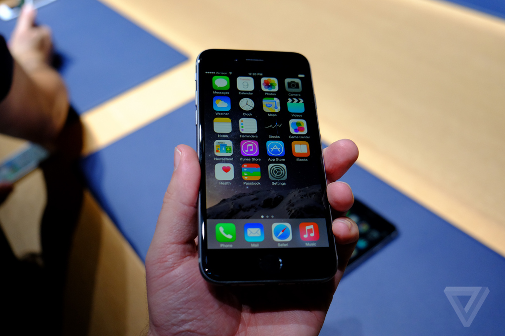 Apple представила новый iPhone 6 (20 фото)
