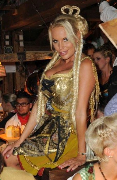 Девушки с Октоберфеста 2014 (25 фото)