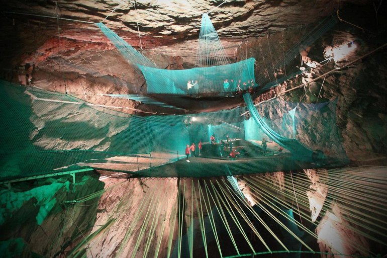 Самый большой подземный батут в мире (6 фото)