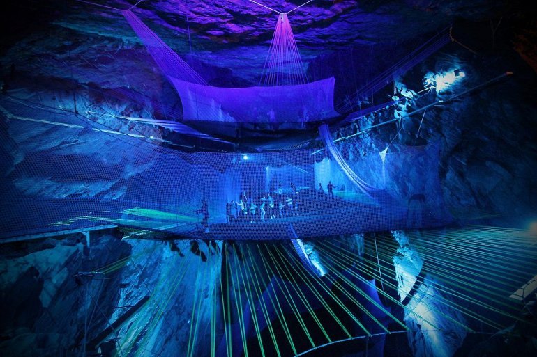 Самый большой подземный батут в мире (6 фото)