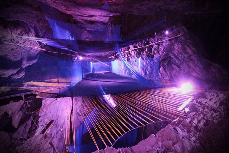 Самый большой подземный батут в мире (6 фото)