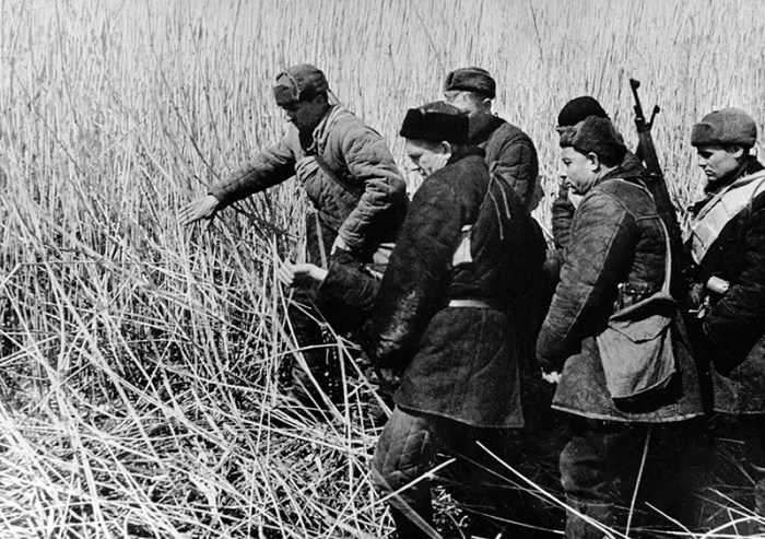 Трогательные фотографии времен Великой Отечественной войны (12 фото)