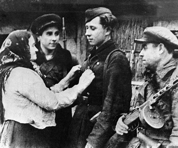 Трогательные фотографии времен Великой Отечественной войны (12 фото)