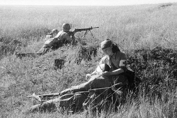 Трогательные фотографии времен Великой Отечественной войны (12 фото)