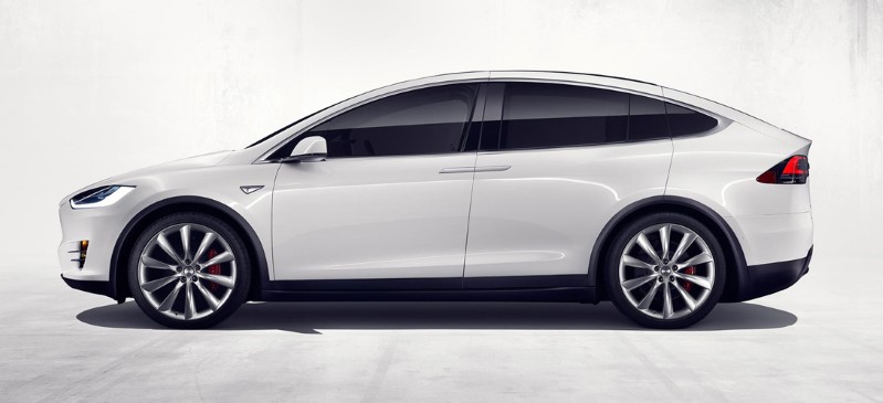 Model X: новый электромобиль Tesla убавил градус тестостерона (10 фото)
