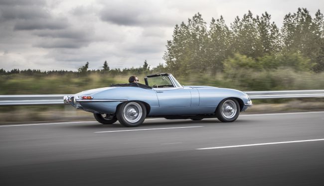 Компания Jaguar создала изящный электромобиль на основе классики (5 фото)
