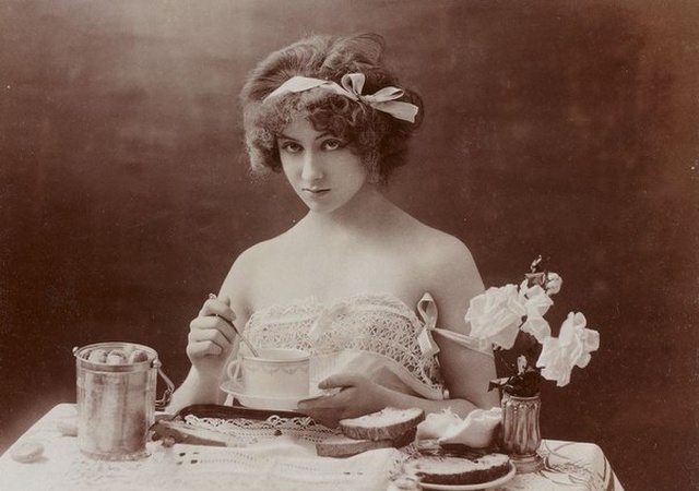       1900-  (8 )