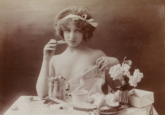       1900-  (8 )