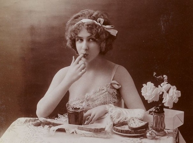       1900-  (8 )